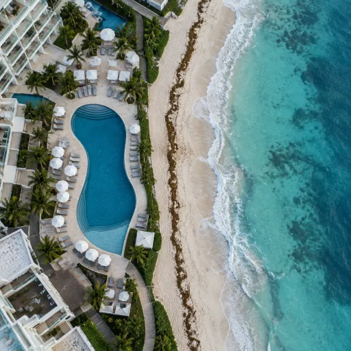 How to enjoy Cancun’s luxury beachfront hotels when seaweed affects the coast